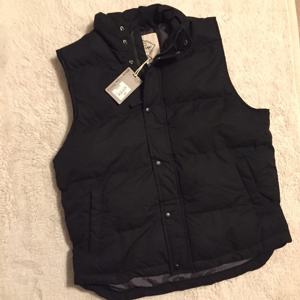 NWT - Men's Black Zip-up Puffer Vest